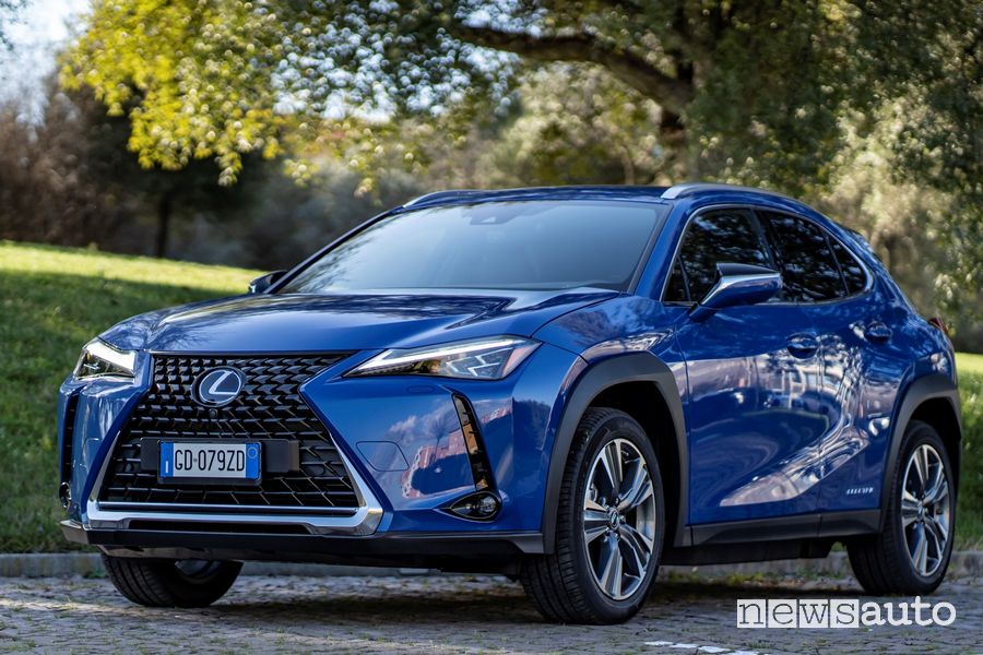 Vista di profilo Lexus UX 300e elettrica
