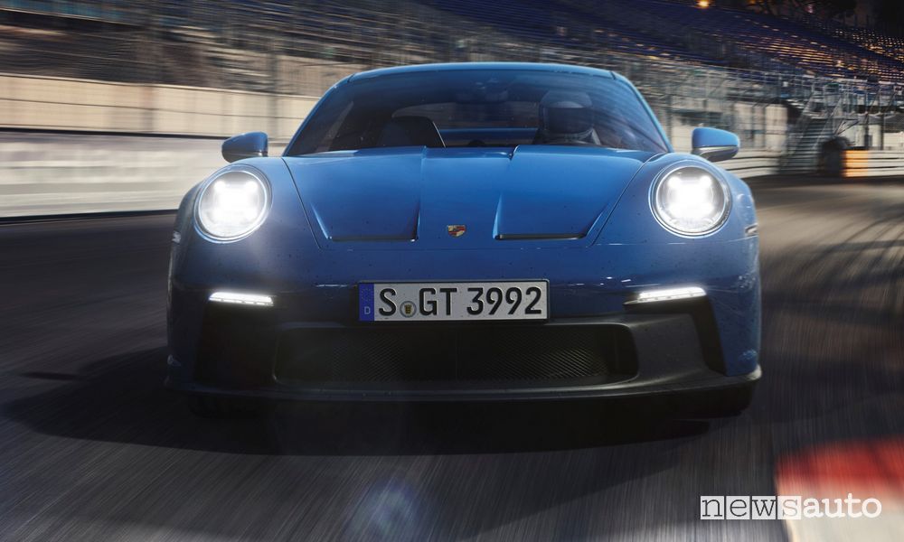 Vista frontale nuova Porsche 911 GT3 in pista