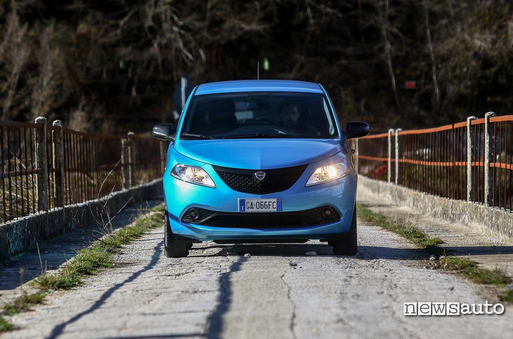 vista anteriore Lancia Ypsilon Hybrid sul ponte di Ascrea