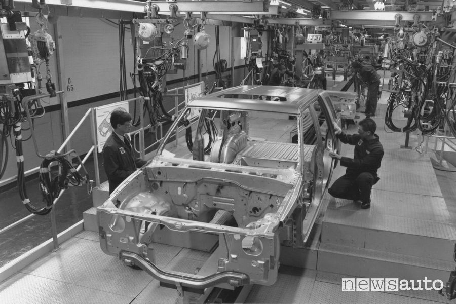 Produzione nella fabbrica di Luton dell'Opel Frontera (1992)