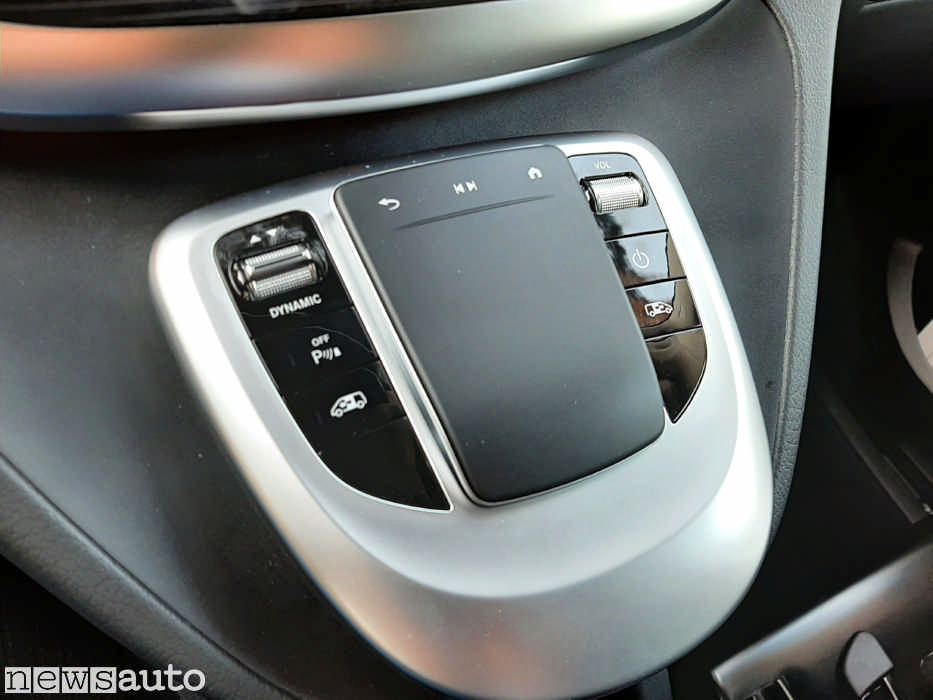 touchpad Mercedes con a fianco il selettore per cambiare la modalità di guida da Sport a E+
