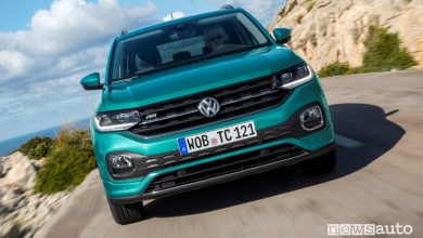 Vista frontale Volkswagen T-Cross Sport su strada