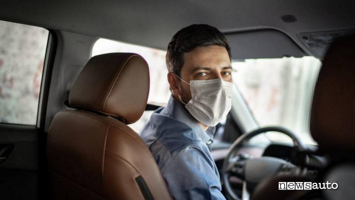 Uso mascherina anti Covid in auto