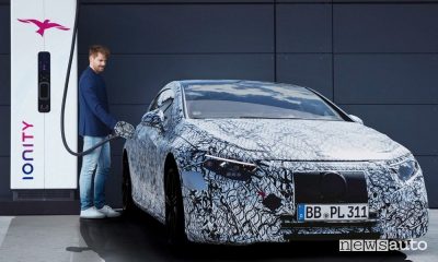 Mercedes-Benz EQS, l'elettrica di lusso con ricarica automatica
