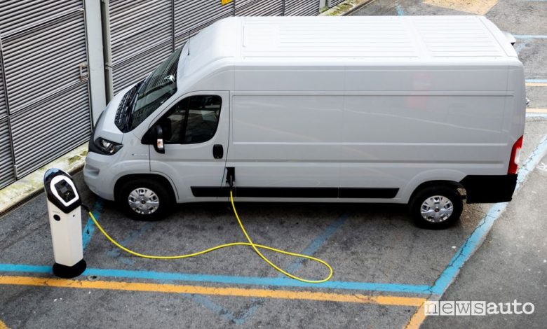 Fiat e-Ducato furgone elettrico in ricarica