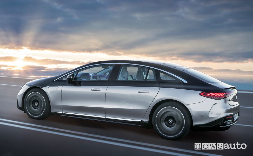 Vista laterale Mercedes-EQ EQS 580 4MATIC su strada