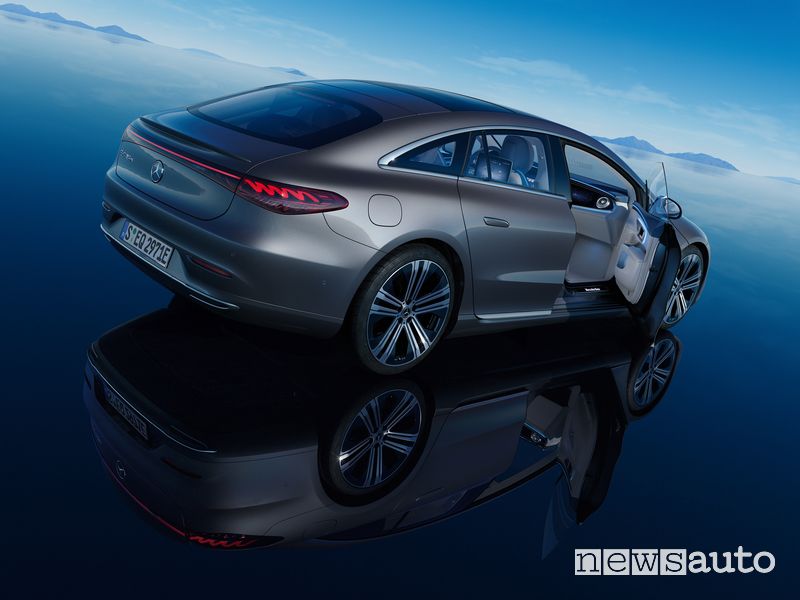 Vista posteriore Mercedes-EQ EQS 450+ elettrica