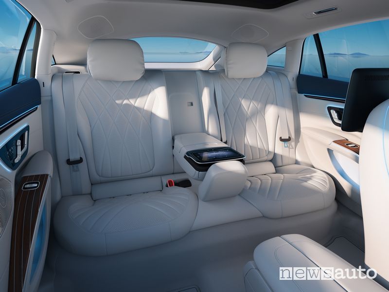 Sedili posteriori abitacolo Mercedes-EQ EQS elettrica