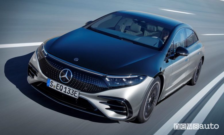 Vista di profilo Mercedes-EQ EQS 580 4MATIC su strada