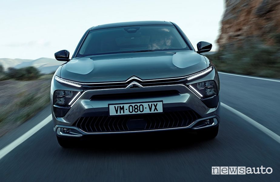 Vista anteriore nuova Citroën C5 X ë-hybrid su strada