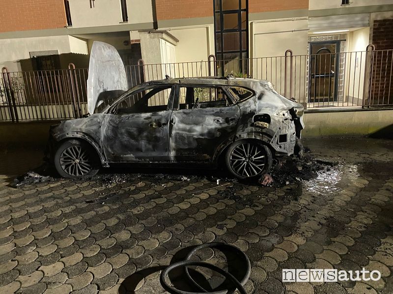 I resti dell'auto carbonizzata, ecco cosa resta della carcassa dopo l'incendio della Tucson