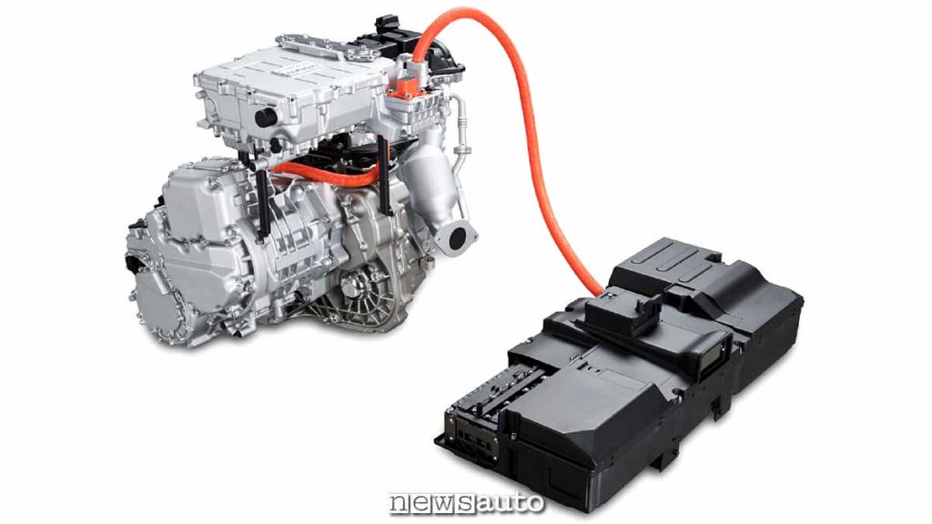 Lato posteriore del powetrain; si vede il cavo da 380 Volt per il collegamento elettrico, inverte-batteria di trazione e lo scarico del motore termico.