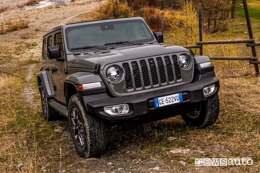 Vista di profilo Jeep Wrangler 4xe Sahara sullo sterrato