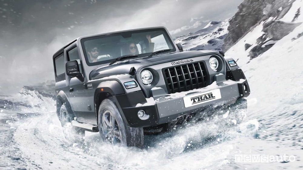 Vista di profilo Mahindra Thar sulla neve