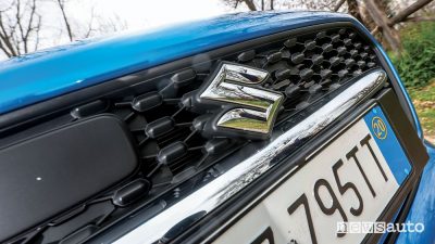 Logo griglia anteriore Suzuki Swift Hybrid AllGrip