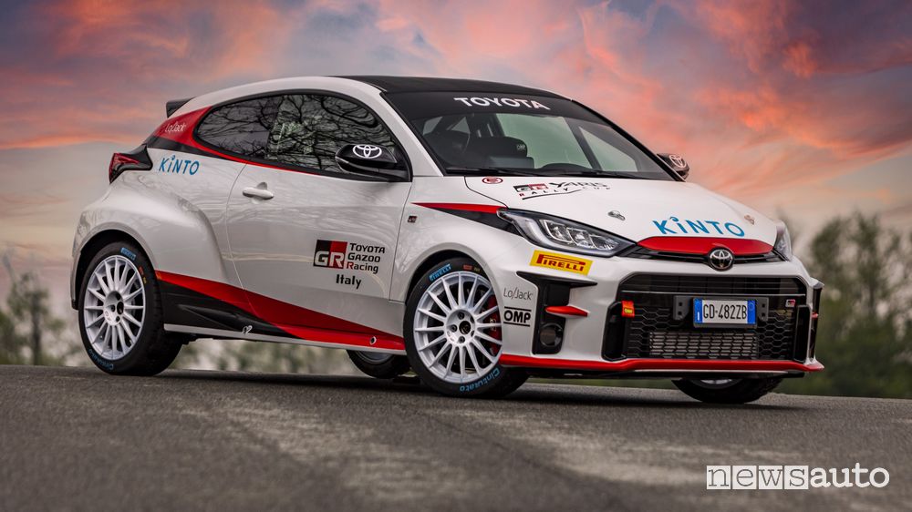 Vista di profilo Toyota GR Yaris Rally Cup