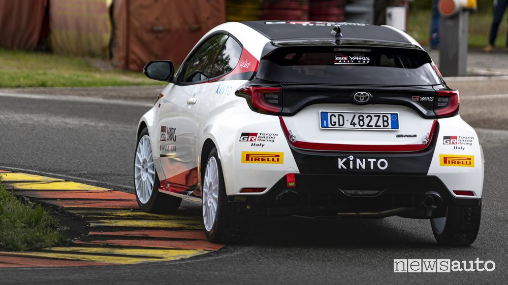 Vista posteriore Toyota GR Yaris Rally Cup su strada