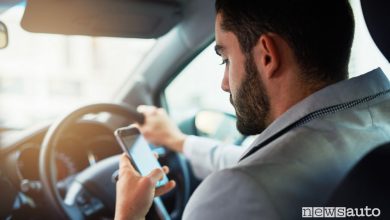 Multa per cellulare alla guida, sanzione e ritiro patente