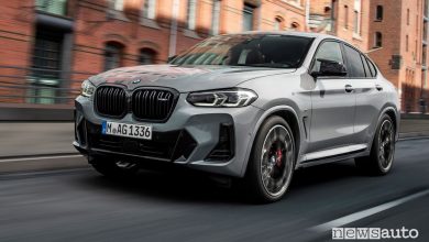 Vista di profilo nuova BMW X4 su strada