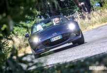 Vista anteriore Mazda MX-5 2021 su strada