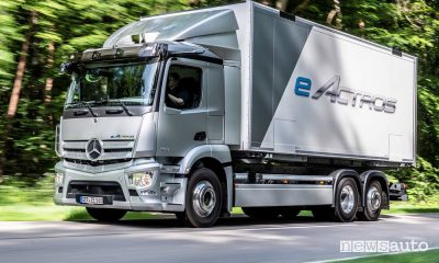 Vista di profilo Mercedes-Benz eActros elettrico su strada