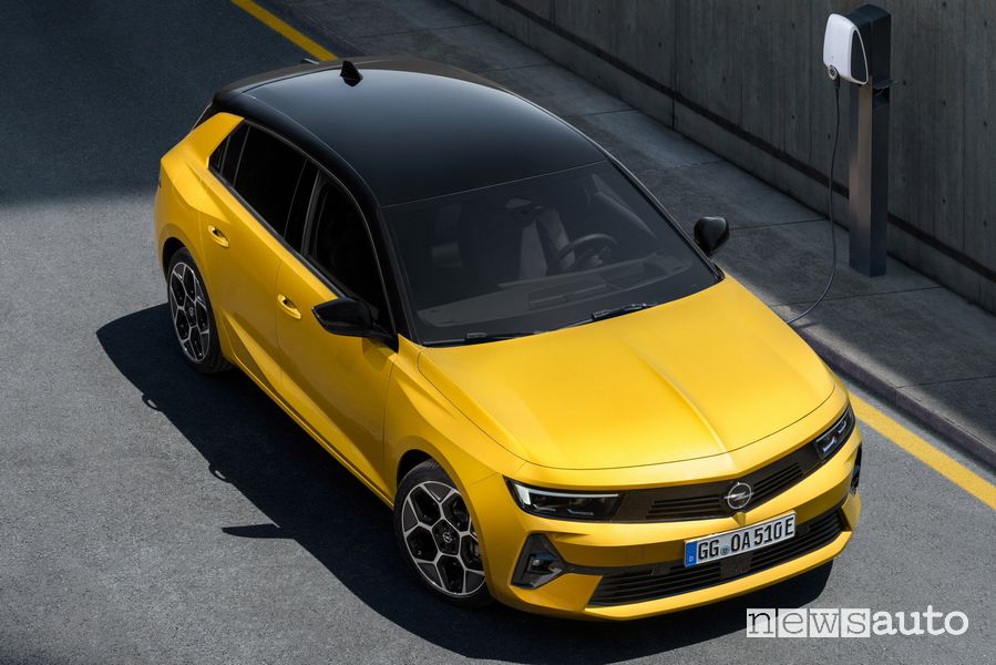 Nuova Opel Astra ibrida plug-in in ricarica