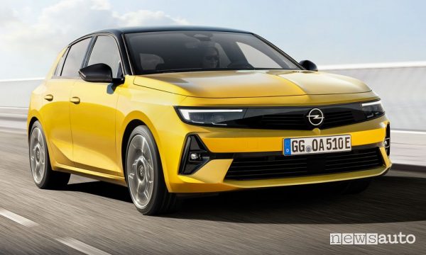 Vista di profilo nuova Opel Astra su strada