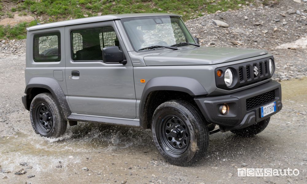 Vista di profilo Suzuki Jimny PRO sullo sterrato