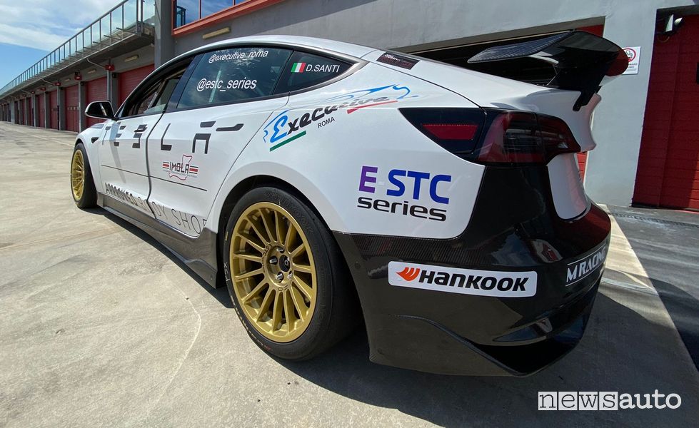 E-STC Series gare in pista per auto elettriche TESLA