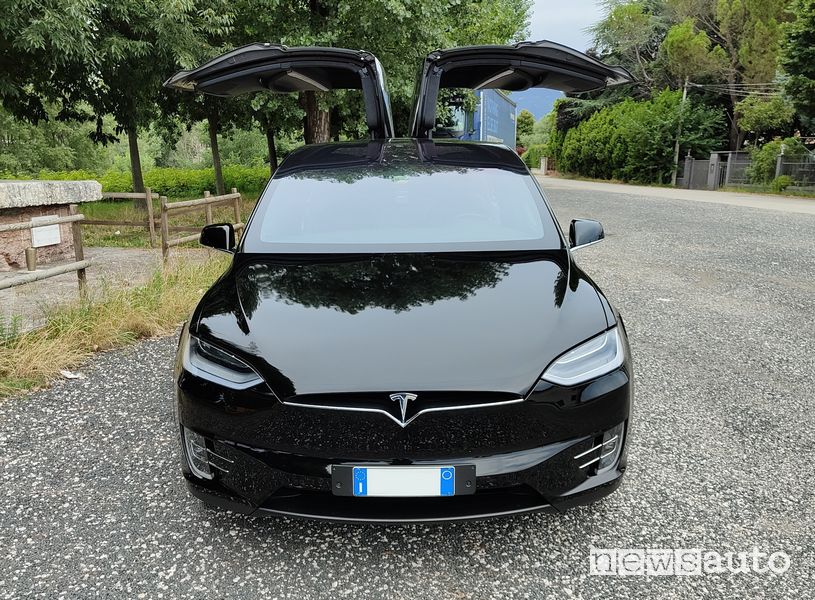 Vista frontale Tesla Model X con le portiere aperte ad ali di gabbiano