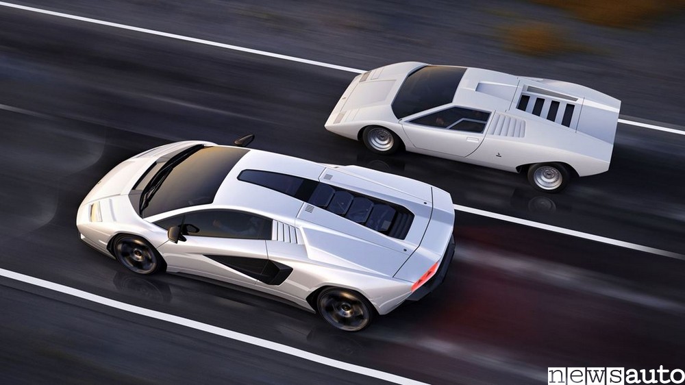 Confronto tra le due Lamborghini Countach, a destra il modello del 1974, a sinistra quello del 2022