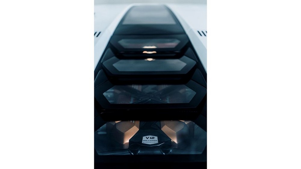 Il possente motore V12 ibrido della nuova Lamborghini Coountach