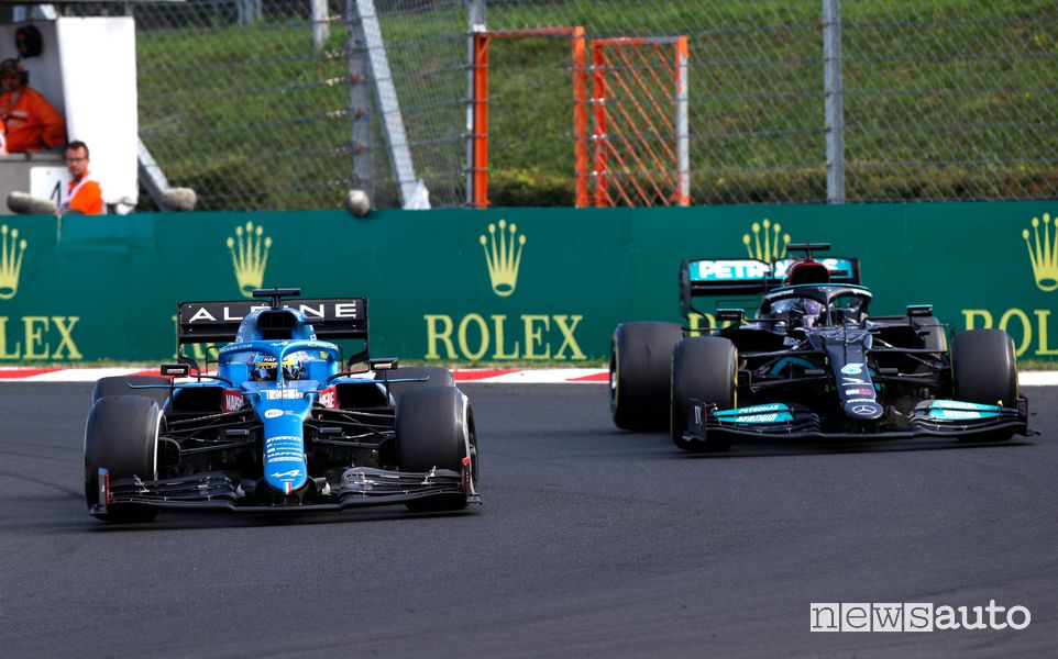 Duello in pista in Ungheria fra Alonso e Hamilton