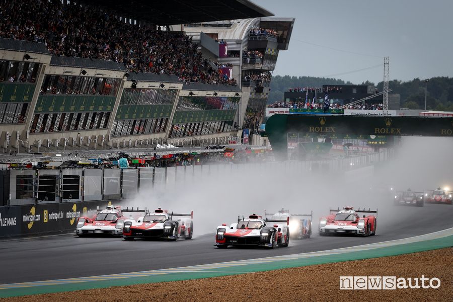 partenza della 24 Ore di Le Mans 2021 su pista bagnata