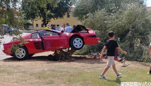 Incidente Ferrari, 70.enne la schianta per fare un video