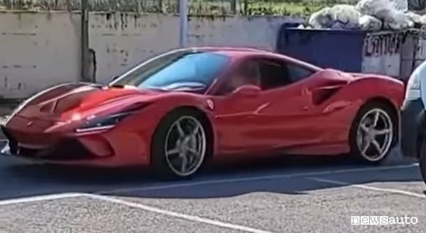 Bambino che guida una Ferrari a Napoli