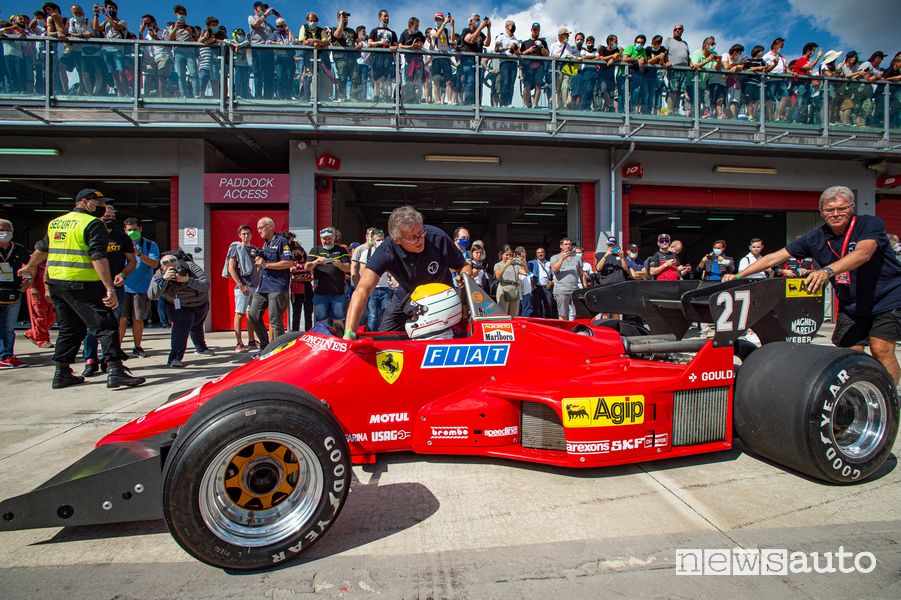 Formula 1 storica nella pit-lane ad Imola nell'Historic Minardi Day 2021