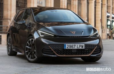 Vista di profilo Cupra Born elettrica Quasar Grey
