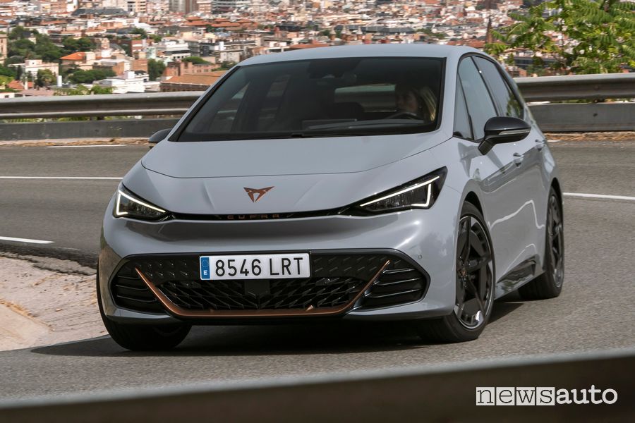 Cupra Born elettrica Vapor Grey su strada inserimento in curva
