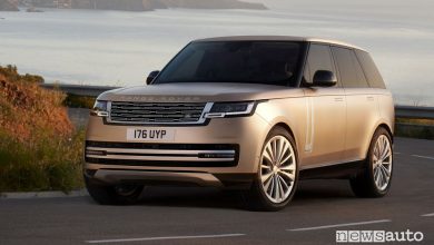Vista di profilo nuovo Range Rover su strada