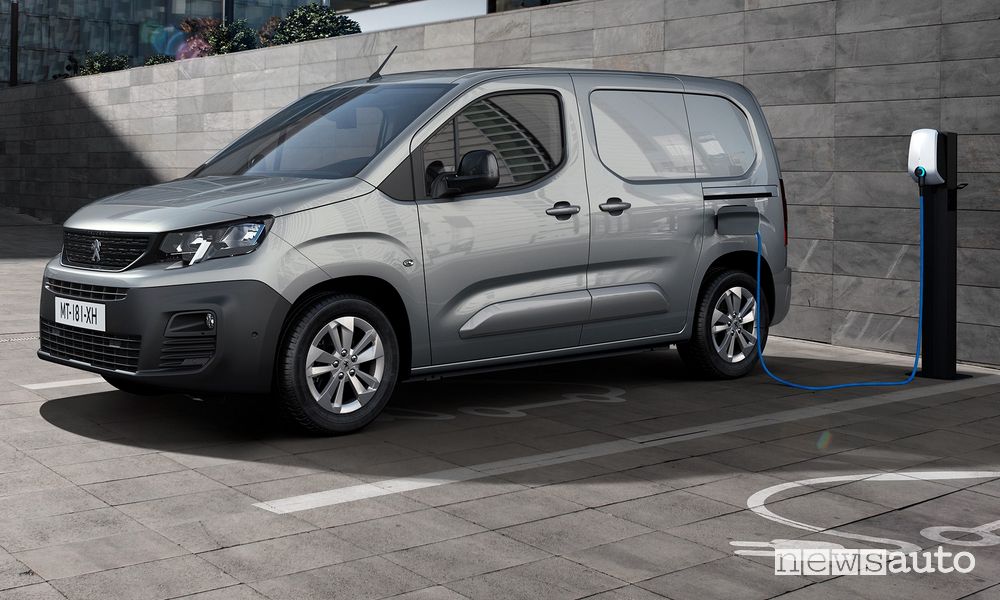 Peugeot e-Partner furgone elettrico in ricarica