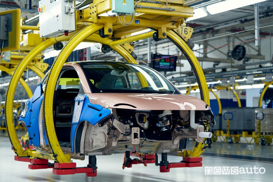 Linea di produzione nuova Fiat 500 elettrica
