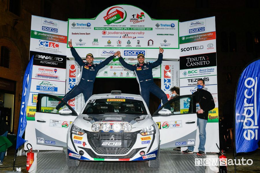 Andrea e Giuseppe Nucita sul podio del Rally Liburna Terra 2021 con la Peugeot 208 Rally 4