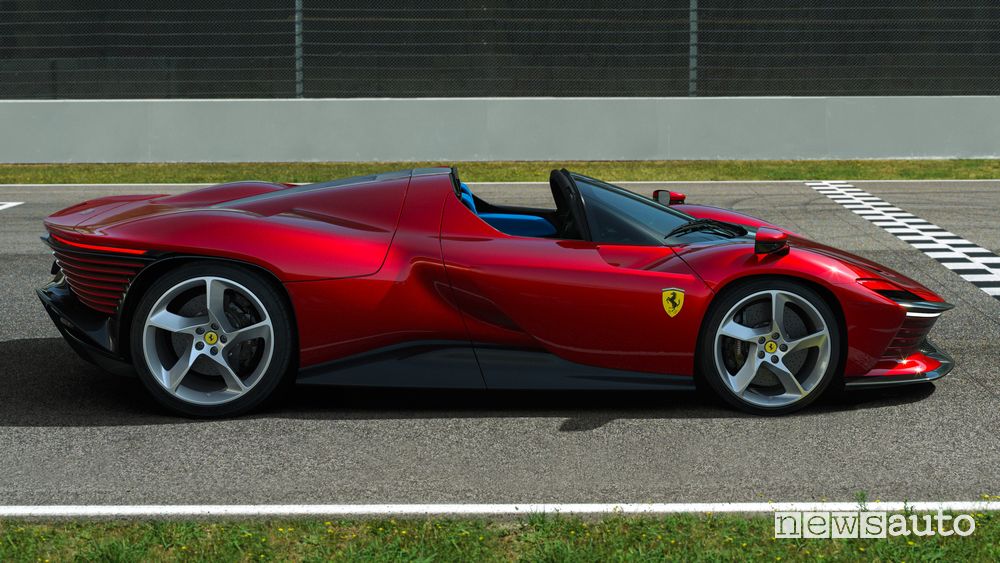 Vista laterale nuova Ferrari Daytona SP3