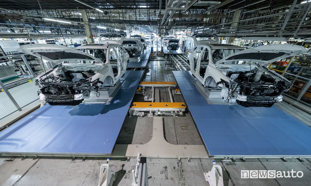 Come viene costruita un auto Mazda nella fabbrica di Hofu
