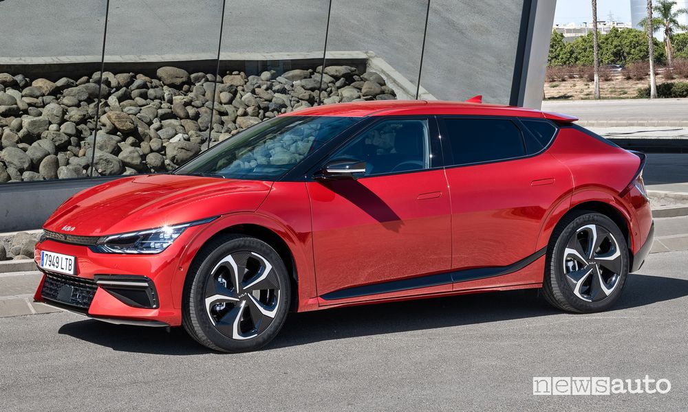 Vista laterale nuova Kia EV6 elettrica GT Line rossa
