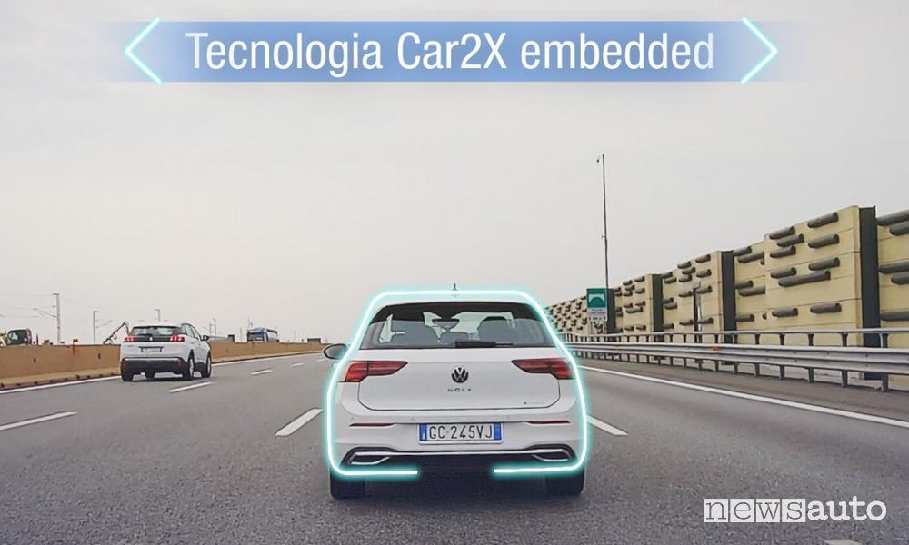 Grazie alla tecnologia Car2X la Golf del test comunica con l'autostrada A4 Torino-Milano