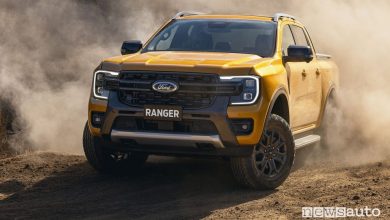 Vista di profilo Ford Ranger pick-up Wildtrak sullo sterrato