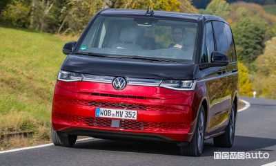 Vista frontale Volkswagen Multivan eHybrid ibrido plug-in su strada