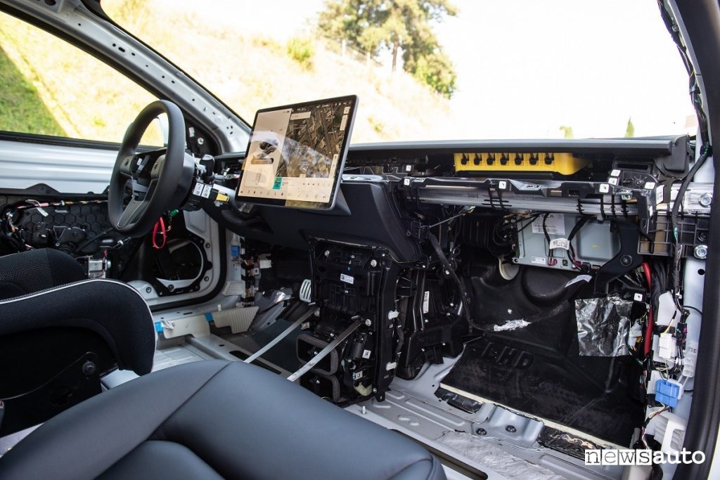 Abitacolo Tesla Model 3 Performance preparata da corsa, per gare in pista